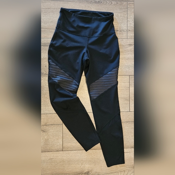 Hardly Worn - OLD NAVY ACTIVE - Lot of 2 identical Go-Dry Leggings - Size Small - Picture 6 of 6